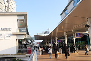 A new walkway connects the east and west of Ebina Station. 